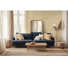 Obývacia izba s kvetinovou tapetou, pohovkou, zrkadlom a kobercom