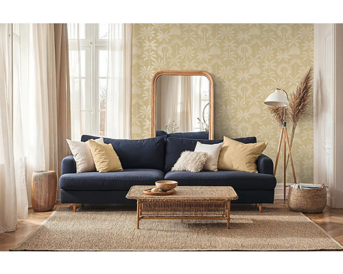 Obývacia izba s kvetinovou tapetou, pohovkou, zrkadlom a kobercom