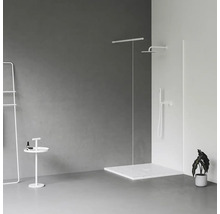 Moderná kúpeľňa so sprchovacím kútom, vešiakom na uteráky, príručným stolíkom a izbovou rastlinou.