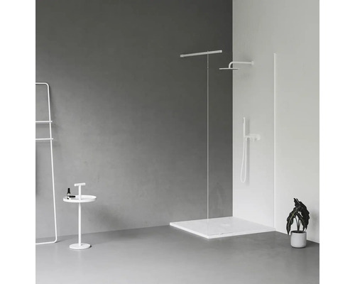 Moderná kúpeľňa so sprchovacím kútom, vešiakom na uteráky, príručným stolíkom a izbovou rastlinou.