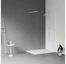 Kúpeľňa s plochou sprchovou vaničkou, sprchovou hlavicou, ručnou sprchou, sprchovou stenou, vešiakom na uteráky a odkladacím stolíkom