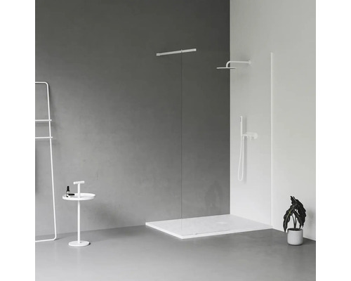 Kúpeľňa s plochou sprchovou vaničkou, sprchovou hlavicou, ručnou sprchou, sprchovou stenou, vešiakom na uteráky a odkladacím stolíkom