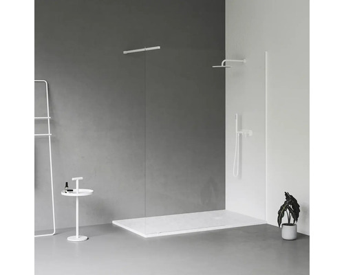 Sprchovací kút walk-in s hlavovou sprchou, sprchovou batériou a ručnou sprchou vo svetlej minimalistickej kúpeľni