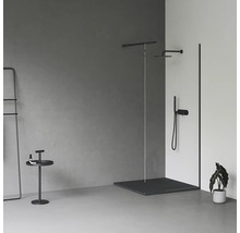 Moderná kúpeľňa s bezbariérovým sprchovacím kútom, držiakom na uteráky, odkladacím stolíkom a izbovou rastlinou pre štýlovú atmosféru