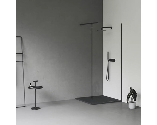 Moderná kúpeľňa s bezbariérovým sprchovacím kútom, držiakom na uteráky, odkladacím stolíkom a izbovou rastlinou pre štýlovú atmosféru