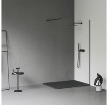 Kúpeľňa s bezbariérovým sprchovacím kútom, sprchovacou armatúrou, držiakom na uteráky a odkladacím stolíkom