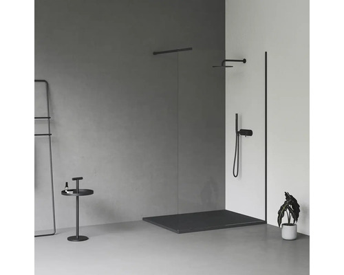 Kúpeľňa s bezbariérovým sprchovacím kútom, sprchovacou armatúrou, držiakom na uteráky a odkladacím stolíkom