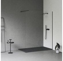 Sprchovací kút so sprchovacou vaničkou, sprchovacou batériou, vešiakom na uteráky a odkladacím stolíkom