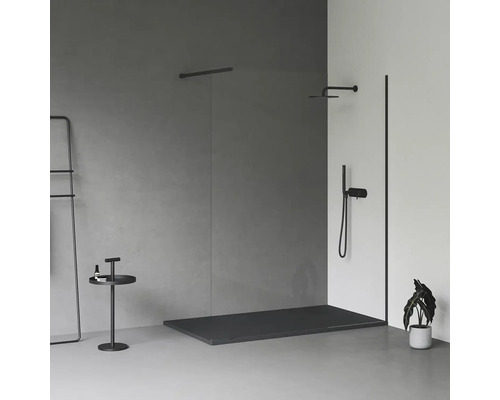 Sprchovací kút so sprchovacou vaničkou, sprchovacou batériou, vešiakom na uteráky a odkladacím stolíkom