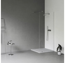 Kúpeľňa so sprchou, držiakom na uteráky, odkladacím stolíkom a izbovou rastlinou