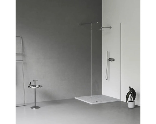 Kúpeľňa so sprchou, držiakom na uteráky, odkladacím stolíkom a izbovou rastlinou