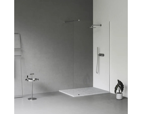 Ukážka kúpeľne so sprchou, rebríkovým radiátorom a odkladacím stolíkom