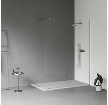 Svetlá kúpeľňa so sprchou, odkladacím stolíkom a držiakom na uteráky