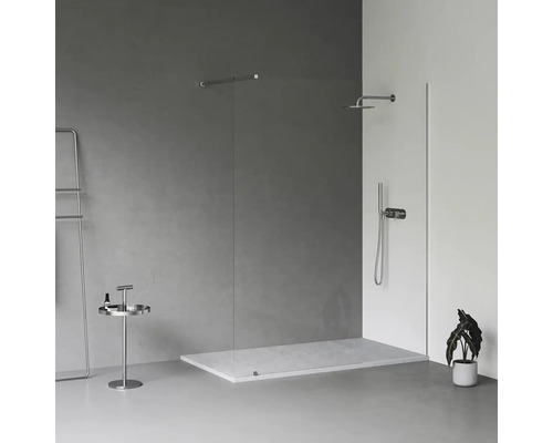 Svetlá kúpeľňa so sprchou, odkladacím stolíkom a držiakom na uteráky