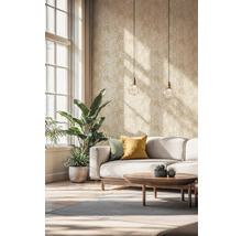 Svetlá obývacia izba so vzorovanou tapetou, pohovkou, konferenčným stolíkom a izbovými rastlinami