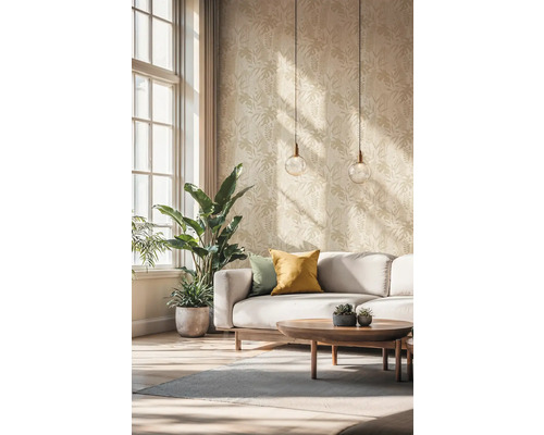 Svetlá obývacia izba so vzorovanou tapetou, pohovkou, konferenčným stolíkom a izbovými rastlinami