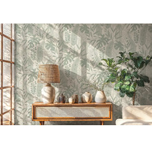 Obývacia izba s botanickou tapetou, stolík s lampou a dekoráciou