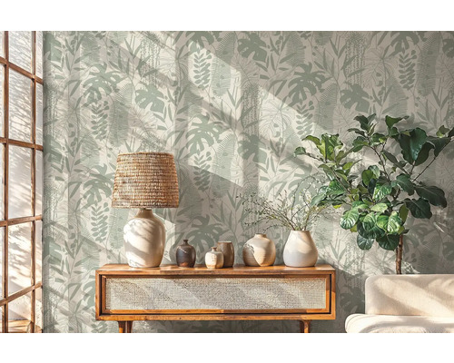 Obývacia izba s botanickou tapetou, stolík s lampou a dekoráciou