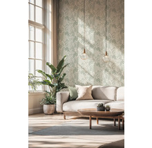 Svetlá obývacia izba so vzorovanou tapetou, sedačkou, stolom a izbovými rastlinami.