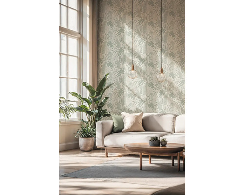 Svetlá obývacia izba so vzorovanou tapetou, sedačkou, stolom a izbovými rastlinami.