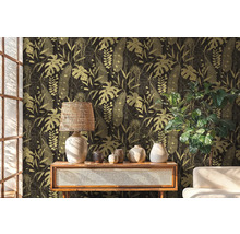 Obývacia izba s tapetou s motívom džungle, komodou, stolnou lampou a izbovou rastlinou