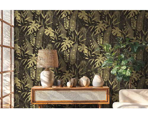 Obývacia izba s tapetou s motívom džungle, komodou, stolnou lampou a izbovou rastlinou