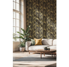 Obývacia izba so vzorovanou tapetou, pohovkou a izbovými rastlinami