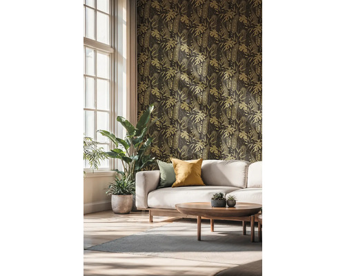 Obývacia izba so vzorovanou tapetou, pohovkou a izbovými rastlinami