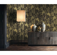 Dekoratívny interiér so vzorovanou tapetou s rastlinnými motívmi, stojacou lampou a drevenou skriňou