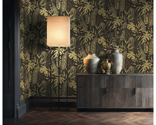 Dekoratívny interiér so vzorovanou tapetou s rastlinnými motívmi, stojacou lampou a drevenou skriňou