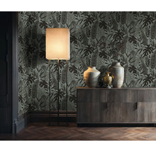 Dekoratívna izba s exotickou tapetou, stojacou lampou a drevenou komodou