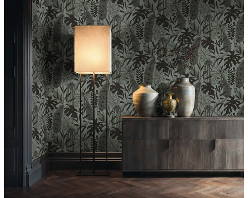 Dekoratívna izba s exotickou tapetou, stojacou lampou a drevenou komodou