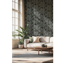 Obývacia izba s pohovkou, konferenčným stolíkom a botanickou tapetou