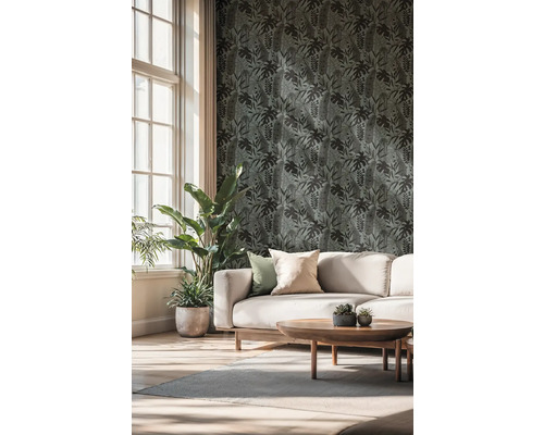 Obývacia izba s pohovkou, konferenčným stolíkom a botanickou tapetou