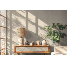 Obývacia izba s lampou, vázami, rastlinou a komodou