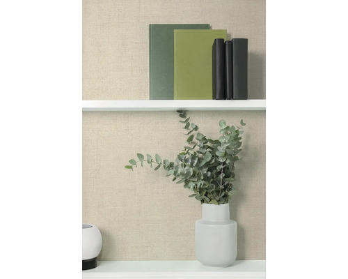 Dekoratívna polica s knihami a vázou s eukalyptom