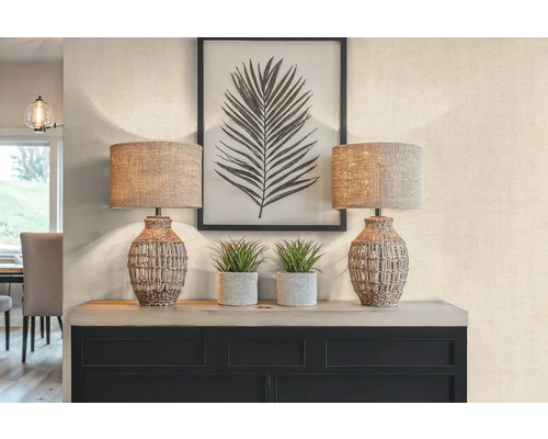 Dekoratívny interiér so stolom, lampami a rastlinami