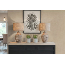 Dekoratívna scéna s dvoma stolnými lampami, rastlinami a zarámovanou potlačou listov na príborníku