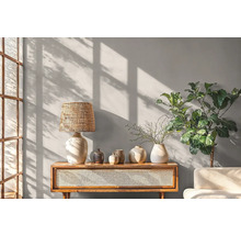 Svetlý a priateľský interiér s drevenou konzolou, lampou, vázami a izbovou rastlinou.