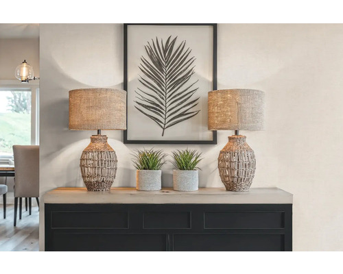 Dve stolové lampy s dekoráciou na skrinke