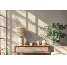 Obývacia izba s lampou, vázami, rastlinou a drevenou komodou