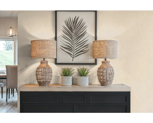 Dekoratívny interiér s dvomi lampami, dvomi črepníkovými rastlinami a zarámovaným obrázkom rastliny na skrinke.