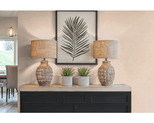 Dekoratívne usporiadanie s dvoma stolnými lampami, rastlinami a zarámovanou potlačou listov na príborníku