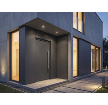 Moderný dom s sivými vchodovými dverami a veľkými oknami