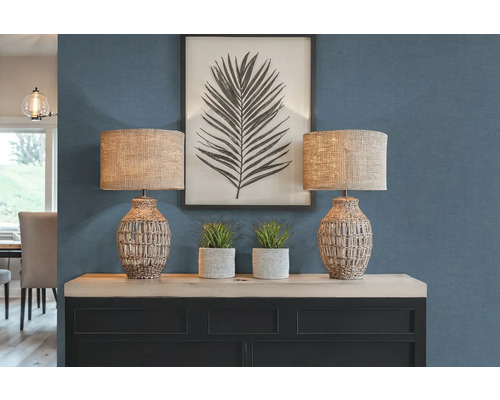 Dve stolové lampy s tkanými tienidlami na príborníku s dekoráciou