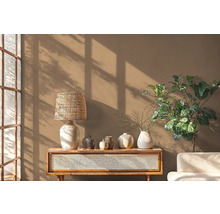 Obývacia izba s dreveným stolom, lampou, rôznymi vázami a izbovou rastlinou