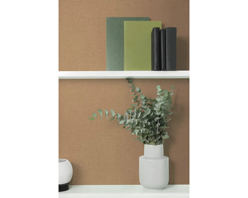 Dekoratívna scéna s knihami a eukalyptom vo váze