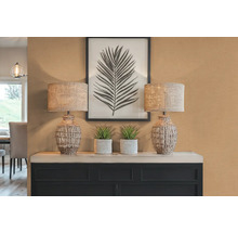 Dekoratívna scéna s dvoma lampami, rastlinami a zarámovaným obrázkom listu na skrinke