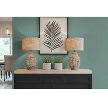 Dekoratívny interiér s dvoma lampami, rastlinami a obrázkom na skrinke