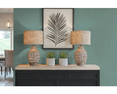 Dekoratívny interiér s dvoma lampami, rastlinami a obrázkom na skrinke